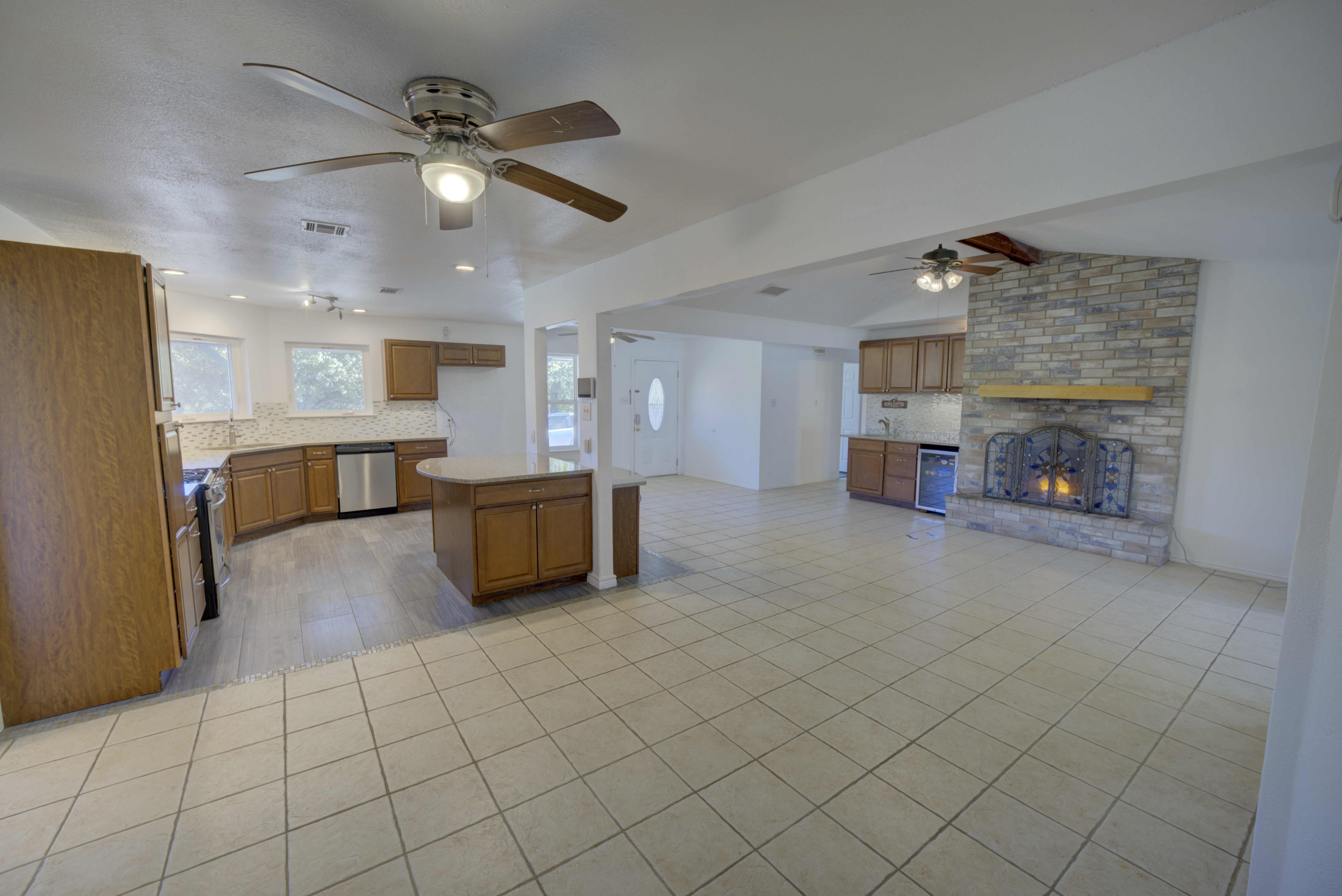 Wetbar and Fireplace - Photo 2